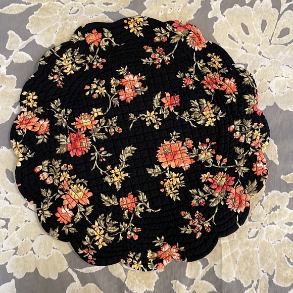 Aria Kitchen Set Of 4 Aria Round Quilted Scalloped Edge Placemats